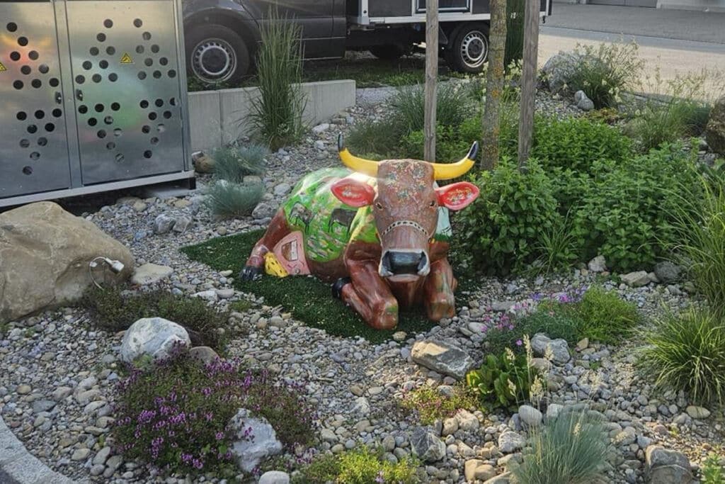 Aufnahme einer angemalten Kuhskulptur